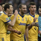 Los jugadores de la Juventus rodean al árbitro tras el polémico penalti.-AFP / OSCAR DEL POZO