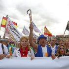 La manifestación, a la que  asistieron miles de personas, reivindica la celebración del Toro de la Vega a su paso por el puente de piedra de Tordesillas. I-ICAL