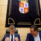 El ex director general de Asistencia Sanitaria de la Junta, José María Pino (C), comparece para informar sobre la modificación del proyecto de ejecución de obra del Hospital Universitario de Burgos en la Comisión de Investigación del HUBU.-ICAL