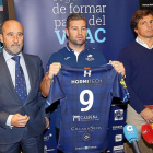 Chris Eaton, acompañado por Valentín-Gamazo y Gorosito.-J.M. LOSTAU