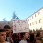 Estudiantes concentrados a las puertas del Edificio Histórico en contra de la Cátedra de Tauromaquia.-COLECTIVO ESTUDIANTIL