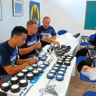 Los pilotos preparan los coches para las pruebas que se celebrarán hoy-E. M.