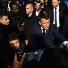 Macron saluda a simpatizantes durante un acto en la localidad de Amiens.-CHRISTOPHE ARCHAMBAULT (AFP)
