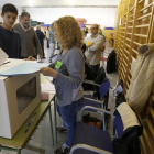 Votación en la consulta del 9-N en un instituto de Sant Vicenç dels Horts, en el 2014.-JULIO CARBÓ