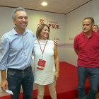 Javier Izquierdo abraza a la vencedora en las primarias socialistas, Teresa López, ante la mirada de su contricante, Cecilio Vadillo.-CÉSAR MINGUELA (PHOTOGENIC)