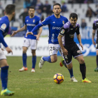 Álex López avanza con el balón ante la presencia de Rocha en el partido frente al Oviedo.-DAVID S. BUSTAMANTE