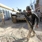 Soldados de la novena Brigada de Combate participan en una operación militar en el distrito de Al-Shimaa, en el sudeste de Mosul.-AHMED JALIL / EFE