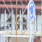 La policía local Raquel Gago presuntamente implicada en el asesinato de Isabel Carrasco (c), sale de la prisión de Mansilla de las Mulas (León)-Ical