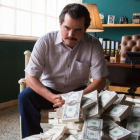 El actor Wagner Moura interpreta a Pablo Escobar en la serie Narcos, la serie de Netflix que más maratones acumula en España.-EL PERIÓDICO