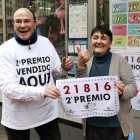 Julia Peñas y Manuel Martínez, contentos por vender un décimo del segundo premio de ‘El Niño’.-J.M. LOSTAU