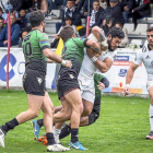 Nuu Junior avanza rodeado de jugadores del Gernika.-MIGUEL ÁNGEL SANTOS