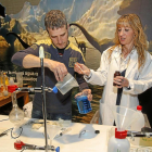 Un hombre y una mujer realizan un experimento en el Museo de la Ciencia.-J. M . LOSTAU
