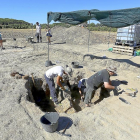 Los integrantes de la expedición excavan en el Casetón de la Era, en Matallana-MIGUEL ÁNGEL SANTOS