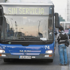 Un autobús de la empresa Auvasa con el letrero de ‘sin servicio’ aparcado en las cocheras.-PABLO REQUEJO (PHOTOGENIC)