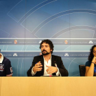 El procurador de Izquierda Unida en las Cortes de Castilla y León, José Sarrión (C) junto al presidente de la plataforma 'Cabezón con su puente', Jesús Montero y la diputada provincial Esther Mínguez, presentan una proposición no de ley en defensa del pue-Ical
