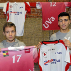 Raúl Prieto (i.) y Guillermo Pinilla, con las camisetas de sus equipos: Tierno Galván y Universidad de Valladolid.-J. M. Lostau