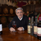 Julio Otero, con las etiquetas históricas de la bodega y los modernos vinos de su bodega zamorana.-ARGICOMUNICACIÓN
