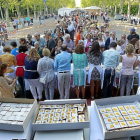 Cientos de personas durante la degustación gratuita del postre de la Virgen de San Lorenzo en la Acera de Recoletos.-J. M. LOSTAU