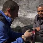 Obama y Grylls comen salmón en Alaska.-NBC
