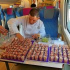 Uno de los cocineros durante la elaboración de los pinchos en el ‘Tren de la Tapa’.-E.M.
