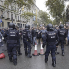 La Policía Nacional durante la jornada del 1-O.-BIEL ALIÑO
