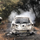 Bomberos sofocando el fuego del vehículo calcinado.-Imagen escogida de la cuenta de Twitter @BomberosVLL