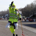 Un chaleco amarillo  en una protesta en Aix-ex-Provence.-AFP