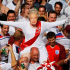 Un seguir inglés disfrazado de la Reina de Inglaterra-REUTERS