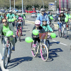 Bicicletada en favor de las matriculaciones a su salida en la consejería de Educación.-ICAL