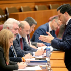 El portavoz del Grupo Popular, Raúl de la Hoz, conversa con el procurador de Ciudadanos José Ignacio Delgado durante la celebración del Pleno de las Cortes de Castilla y León-ICAL