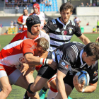 Christian Rust intenta placar a Tom Pearce en el Ordizia-SilverStorm de la pasada temporada.-AINHOA MURIEL