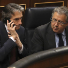 El ministro del Interior, Juan Ignacio Zoido (derecha), junto al titular de Fomento, Íñigo de la Serna, en el Congreso.-EFE / BALLESTEROS
