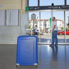 Carlos, en la estación de Valladoldid, a la que acaba de regresar.-NURIA MONGIL
