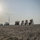 El equipo CCC atraviesa el desierto durante la contarreloj por escuadras del Mundial de Doha.-AFP / KHALED DESOUKI