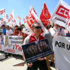 Más de un centenar de personas participa en una concentración del sector de ambulancias frente a la sede de las Cortes de Castilla y León ante la falta de negociación del convenio colectivo autonómico-ICAL