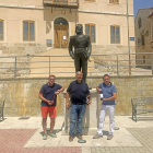 César Salvador, en el centro. A su izquierda, David Rodríguez y a su derecha, Carlos Rodríguez. Los tres se encuentran al lado de la estatua de El Empecinado.