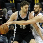 Pau Gasol juega de espaldas al aro, defendido por su hermano Marc en el partido de Menfis-MIKE BROWN (EFE)