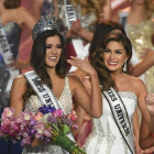 Miss Colombia recibe la corona de Miss Universo que le coloca la vencedora del año pasado, la venezolana Gabriela Isler.-Foto: AFP