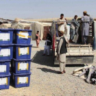 Varios trabajadores transportan urnas a un colegio electoral en Kandahar, este viernes.-MUHAMMAD SADIQ (EFE)