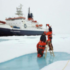 Científicos miden el grosor de la capa de hielo del Ártico cerca del Polo Norte.-STEFAN HENDRIKS (EFE)