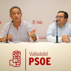En conferencia de prensa en la sede del PSOE, Cecilio Vadillo junto a Eusebio Cáceres, concejal de Carpio,-J.M. LOSTAU