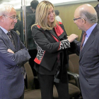 Pilar del Olmo y Cristóbal Montoro se saludan en el Consejo de Política Fiscal y Financiera de este jueves.-ICAL