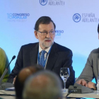 El líder del PP, Mariano Rajoy, con Dolores de Cospedal y Fernando Martínez-Maillo este domingo en el congreso del PP.-FERNANDO VILLAR