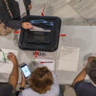 Votaciones en la Escola Industrial durante el referéndum del 1-O.-FERRAN SENDRA