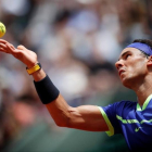 Nadal saca durante su partido ante Bautista.-AFP