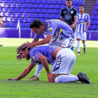 Ángel, caído y doliente, es felicitado por Óscar Plano tras ser objeto de penalti.-MIGUEL ÁNGEL SANTOS