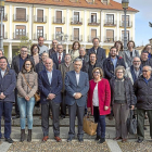 Foto de familia de ediles y secretarios de Tierra de Campos ayer, junto a Carnero, en Medina de Rioseco.-E.M.