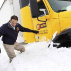 El gobernador de Nueva York, Andrew Cuomo, inspecciona un camión atrapado por la nieve.-Foto: REUTERS
