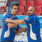 Nico López y Luisma Losarque simulan una acción de defensa con la camiseta del Atlético Valladolid.-Miguel Ángel Santos