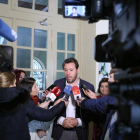 El alcalde de Valladolid, Óscar Puente, atiende a los medios en su visita al CEIP García Quintana.-ICAL